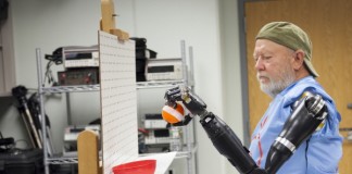 생각 만으로 움직이는 인공 팔 개발