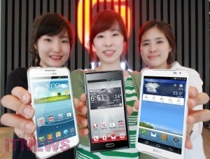 왼쪽부터 삼성전자의 신규 스마트폰(SHV-E170K), LG전자 &lsquo;옵티머스 LTE Ⅱ&rsquo;(LG-F160K), 팬택의 &lsquo;베가레이서2&rsquo;(IM-A830K) 